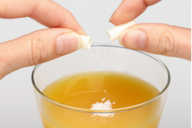 Innholdet i en kapsel røres ut i et glass juice Kapslen kan enkelt deles i to, slik at innholdet kan røres ut i et glass juice eller i yoghurt