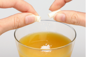 Kapslen kan enkelt deles i to, slik at innholdet kan røres ut i et glass juice eller i yoghurt